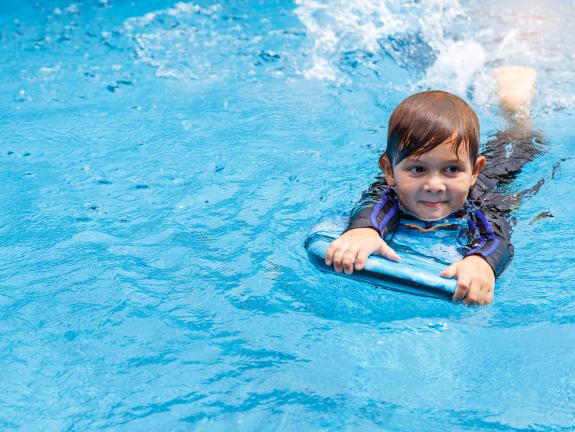 Kind mit Schwimmbrett
